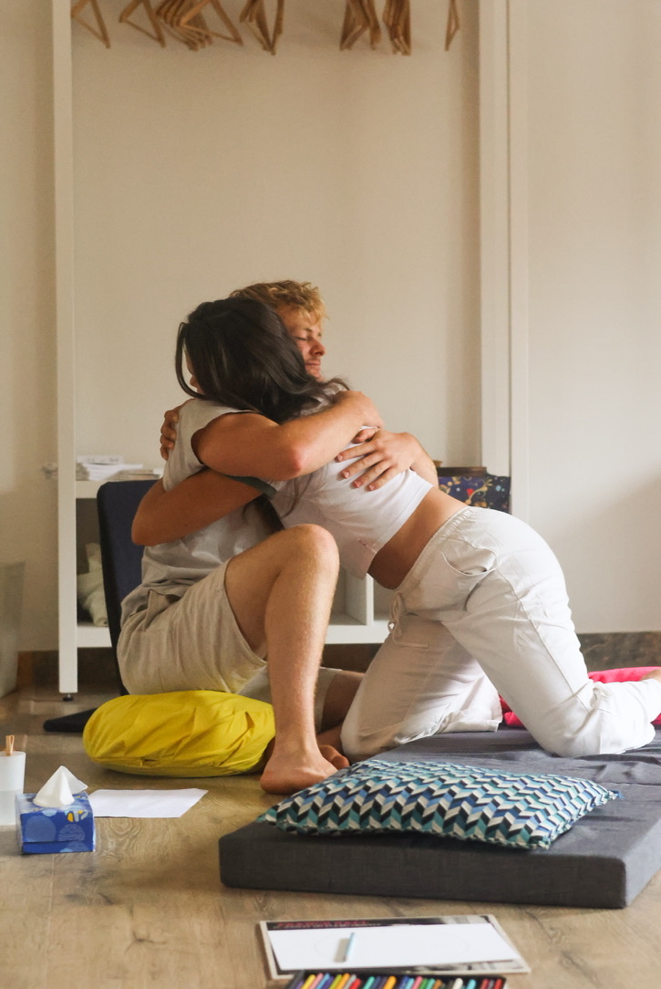 Deux participants s'enlaçant après une session
