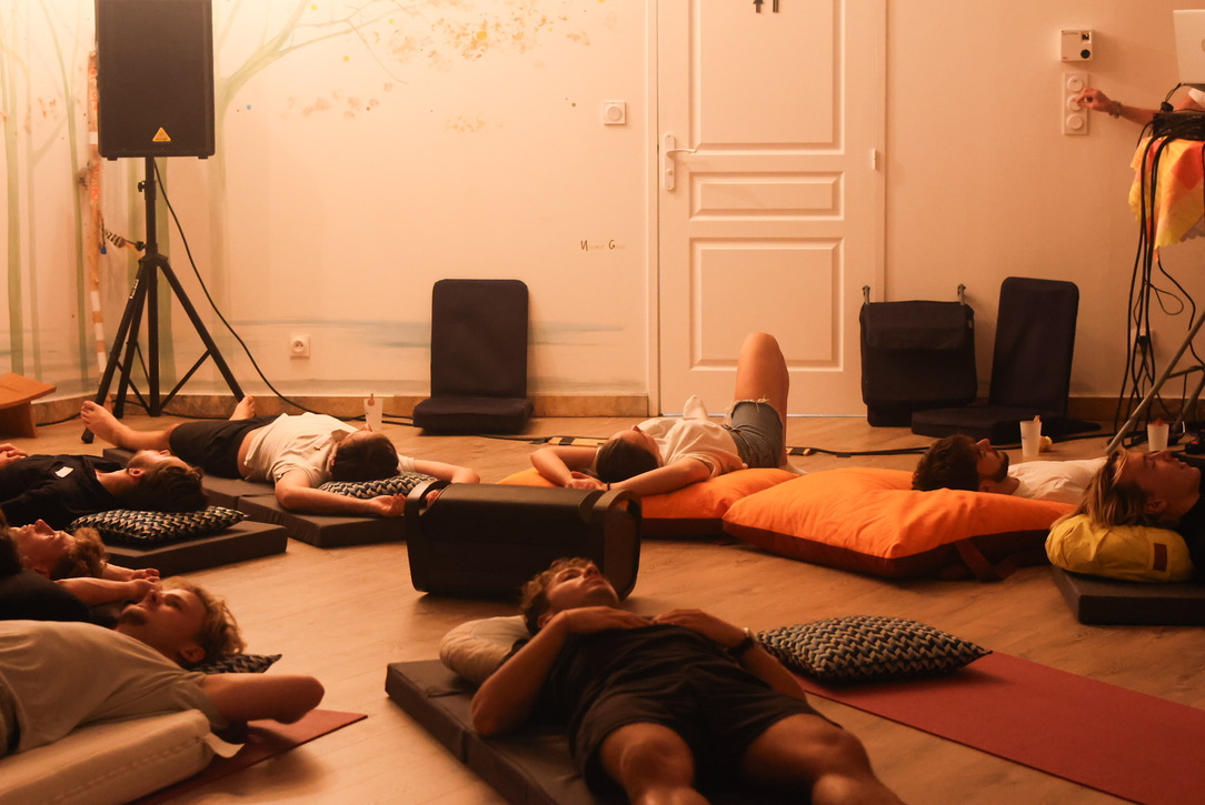 Participants en session de respiration, stage 2025